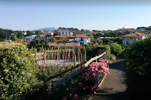 Camping Merko Lacarra - Gehweg auf dem Campingplatz mit Blick auf die Stadt Guethary