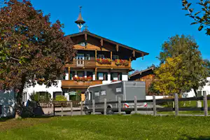 Camping Michelnhof - Wohnmobil vor Bauernhaus auf dem Campingplatz