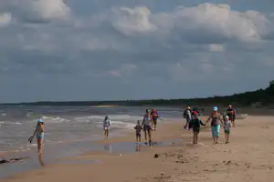 Camping Miķeļbāka - am Strand spazierende Gäste