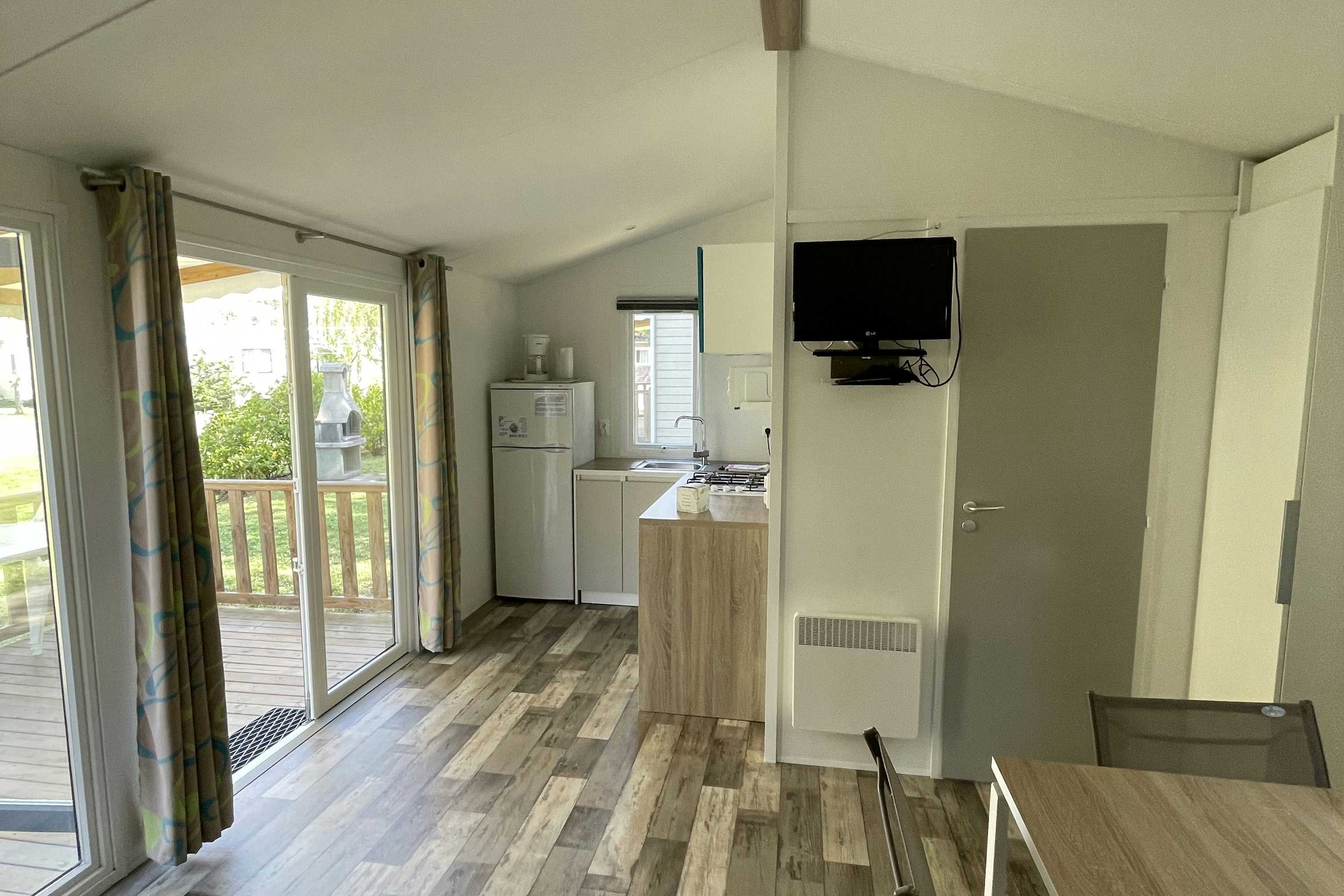 Camping Milella  - Innenansicht eines Mobilheims mit Küche