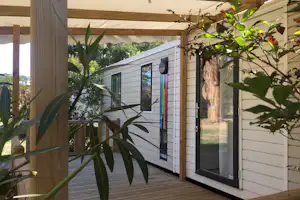 Camping Milella - Mobilheim mit Terrasse auf dem Campingplatz