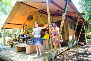 Camping Mille Étoiles - Familie auf der Terrasse des Zeltes sitzend