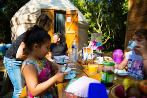 Camping Mille Étoiles - Glampingzelt auf dem Campingplatz mit Esstisch