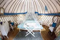 Camping Mille Étoiles - Innenansicht des Zeltes mit Doppelbett