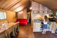 Camping Mille Étoiles - Innenansicht des Zeltes mit Küche
