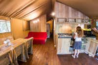 Camping Mille Étoiles - Innenansicht des Zeltes mit Küche
