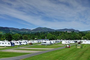 Camping Milton of Fonab - Wohnwagen- und Zeltstellplatz vom Campingplatz auf grüner Wiese
