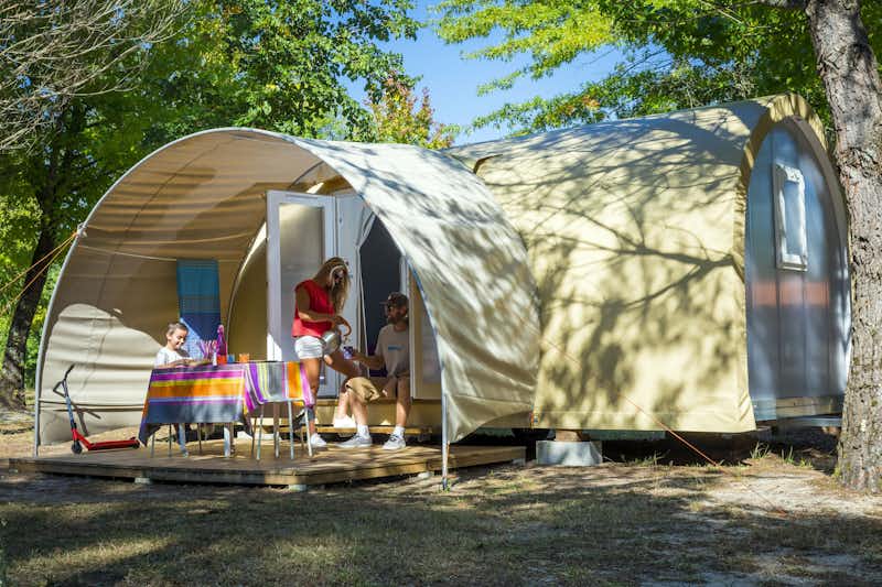 Camping Mimizan Lac  -  Camper Familie auf der  Veranda vom Mobilheim auf dem Campingplatz
