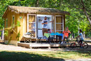 Camping Mimizan Lac - Camper auf der Veranda vom Mobilheim auf dem Campingplatz