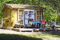 Camping Mimizan Lac  -  Camper auf der Veranda vom Mobilheim auf dem Campingplatz