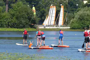 Camping Mimizan Lac - Camper beim Stand Up Paddling auf dem See am Campingplatz
