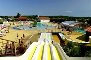Camping Mimizan Plage - Wasserrutsche im Poolbereich vom Campingplatz