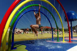 Camping Mimizan Plage - Kind auf Wasserspielplatz vom Pool auf dem Campingplatz