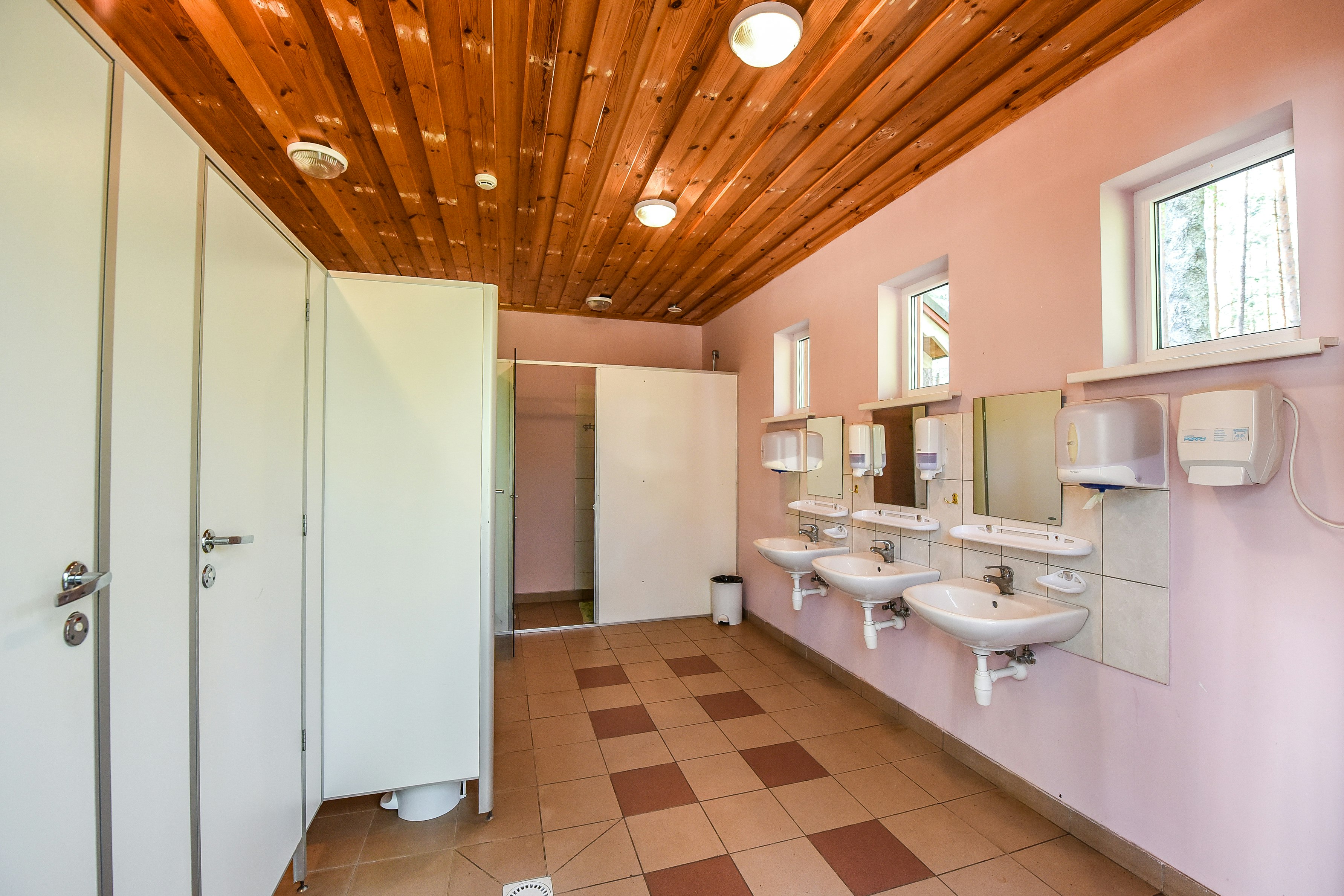 Camping Mindūnai - Innenansicht des Sanitärbereichs mit Waschbecken und Toilettenkabinen