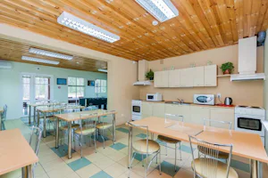 Camping Mindūnai - Küchenzeile und Essensraum des Campingplatzes
