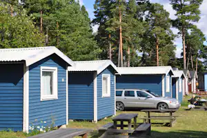 Camping Åminne Fritid - Mobilheime vom Campingplatz mit Picknicktischen auf grüner Wiese