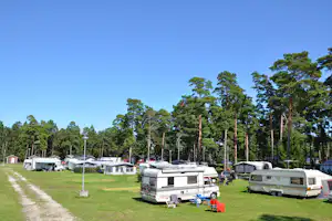 Camping Åminne Fritid - Stellplatz vom Campingplatz auf grüner Wiese