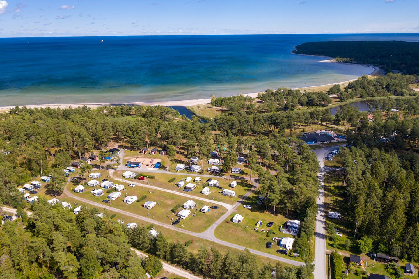Camping Åminne Fritid - Blick auf die Campingplatzanlage und das Meer