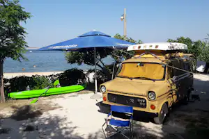 Camping Miočić - Wassersport am Strand des Campingplatzes