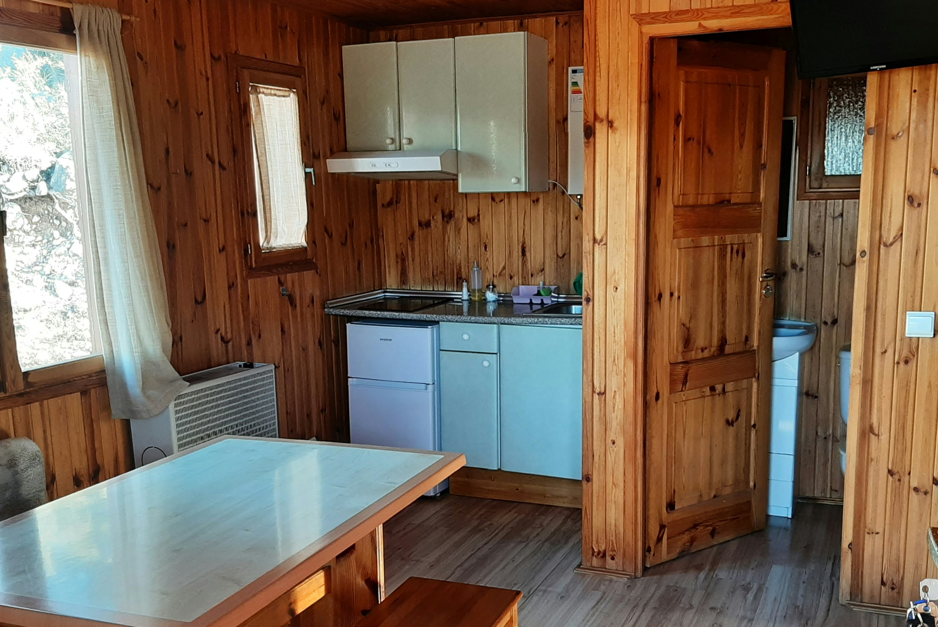 Camping Mirador al Pedraforca  - Innenansicht eines Mobilheims mit Küche