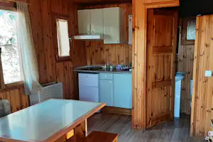 Camping Mirador al Pedraforca - Innenansicht eines Mobilheims mit Küche