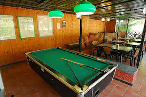 Camping Miraflores - Billardtisch auf einer überdachten Terrasse mit Sitzgelegenheiten daneben