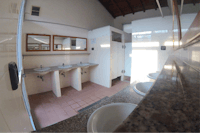 Camping Miraflores - Innenraum des Sanitärgebäudes auf dem Campingplatz mit Waschbecken