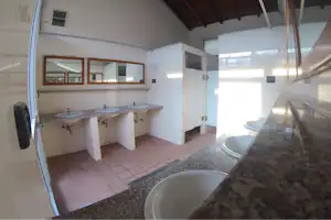 Camping Miraflores - Innenraum des Sanitärgebäudes auf dem Campingplatz mit Waschbecken