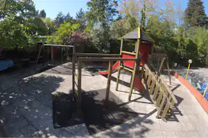 Camping Miraflores - Kinderspielplatz mit Kletterburg und Schaukeln auf dem Campingplatz