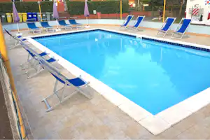 Camping Miraflores - Swimmingpool auf dem Campingplatz mit Liegestühlen und Sonnenschirmen