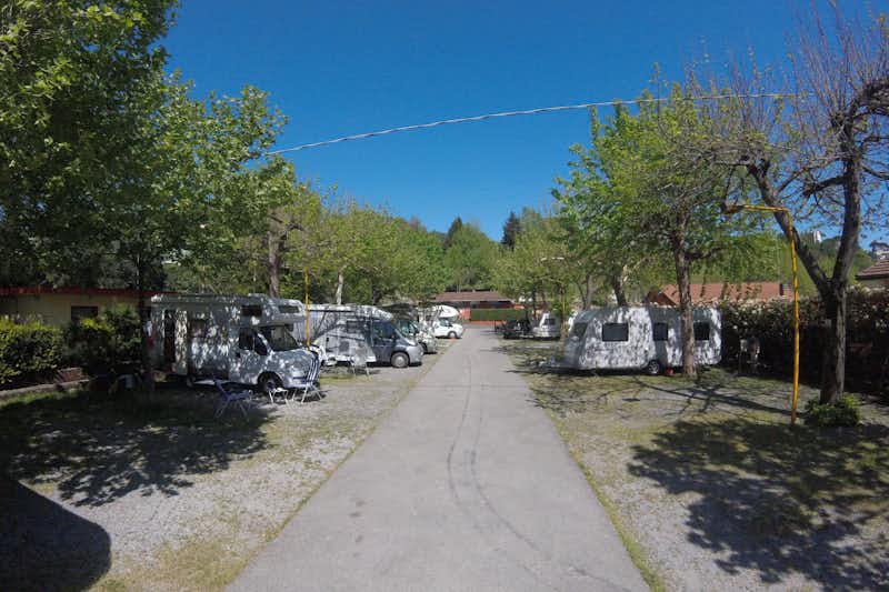 Camping Miraflores - Wohnwagen und Wohnmobile auf Stellplätzen an einer Strasse des Campingplatzes