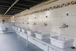 Camping Mirage - Innenraum des Sanitärbereichs mit Waschbecken