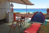 Camping Mirage - Marquise eines Wohnmobils mit Sitzgelegenheiten darunter mit dem Mittelmeer im Hintergrund