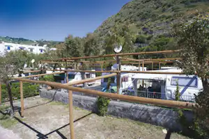 Camping Mirage - Stellplätze im Grünen mit Wohnwagen darauf auf dem Campingplatz