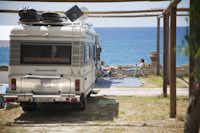 Camping Mirage - Wohnmobil auf einem Stellplatz mit dem Mittelmeer im Hintergrund