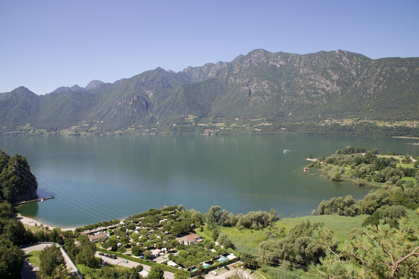 Camping Miralago - Blick auf den Campingplatz am Ufer des Sees
