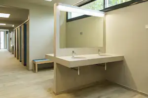 Camping Miramar - Sanitärgebäude mit Waschbecken, Spiegel, Toiletten und Duschen