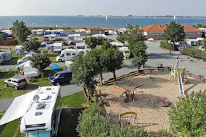 Camping Miramar - Wohnwagen- und Zeltstellplatz vom Campingplatz mit blick auf das Meer