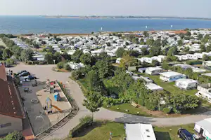 Camping Miramar - Blick auf den Spielplatz und den Wohnwagen- und Zeltstellplatz vom Campingplatz