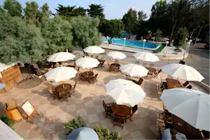 Miramare Village Apartments Camping - Blick auf die Terrasse des Restaurants auf dem Campingplatz