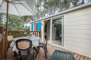 Miramare Village Apartments Camping - Mobilheim mit Terrasse auf dem Campingplatz