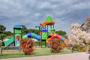 Camping Miramare - Kinderspielplatz auf dem Campingplatz und blühende Bäume