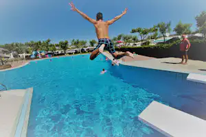 Camping Miramare - Camper am Pool vom Campingplatz