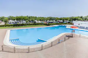 Camping Miramare - Blick auf den Stellplatz und den Pool vom Campingplatz