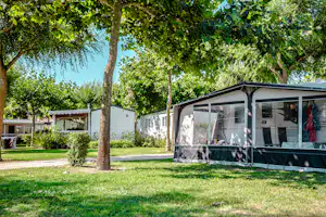 Miramare Camping Village Camping Miramare - Standplätze im Grünen von Bäumen umgeben