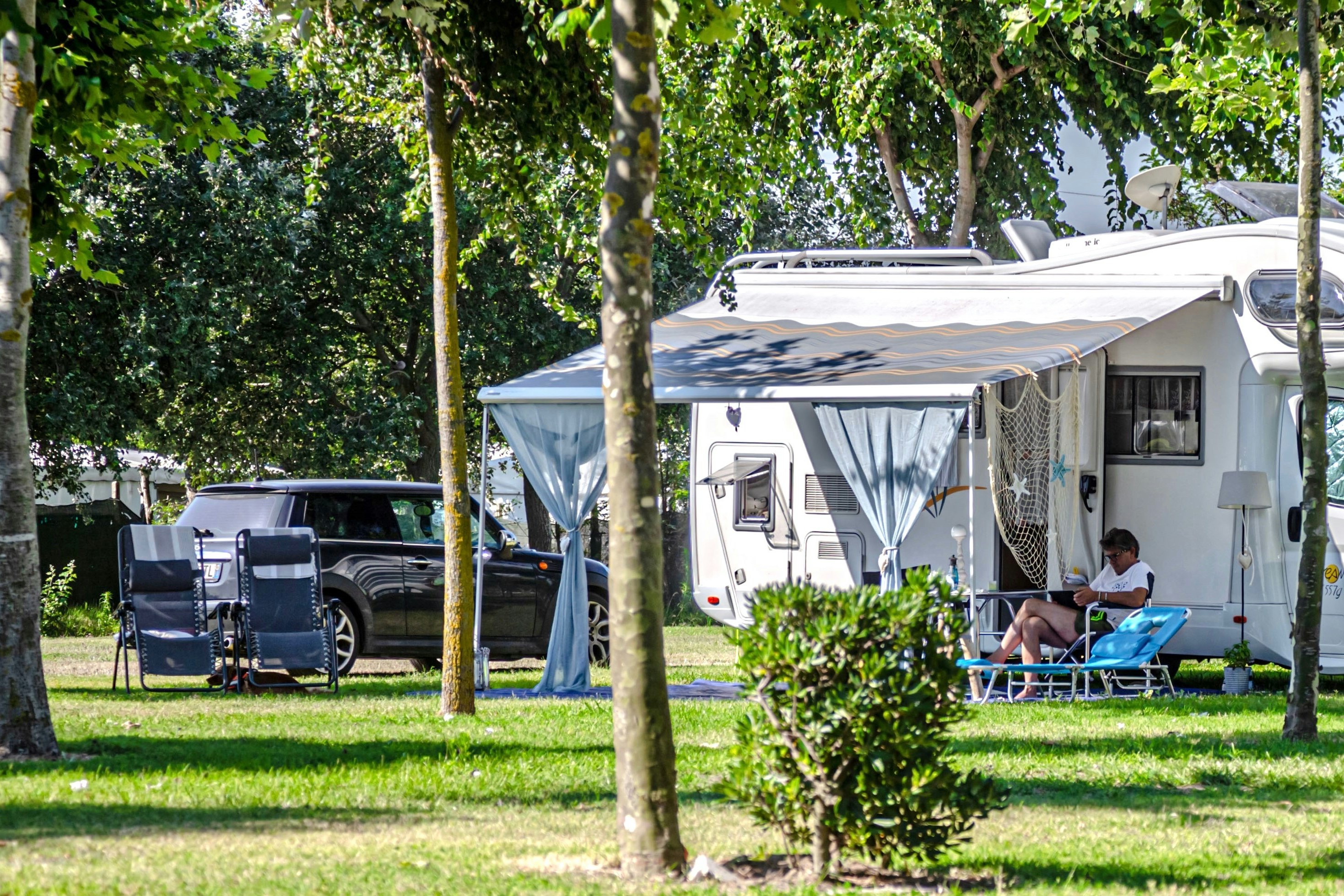 Miramare Camping Village  Camping Miramare - Standplatz auf grasbewachsenen Untergrund