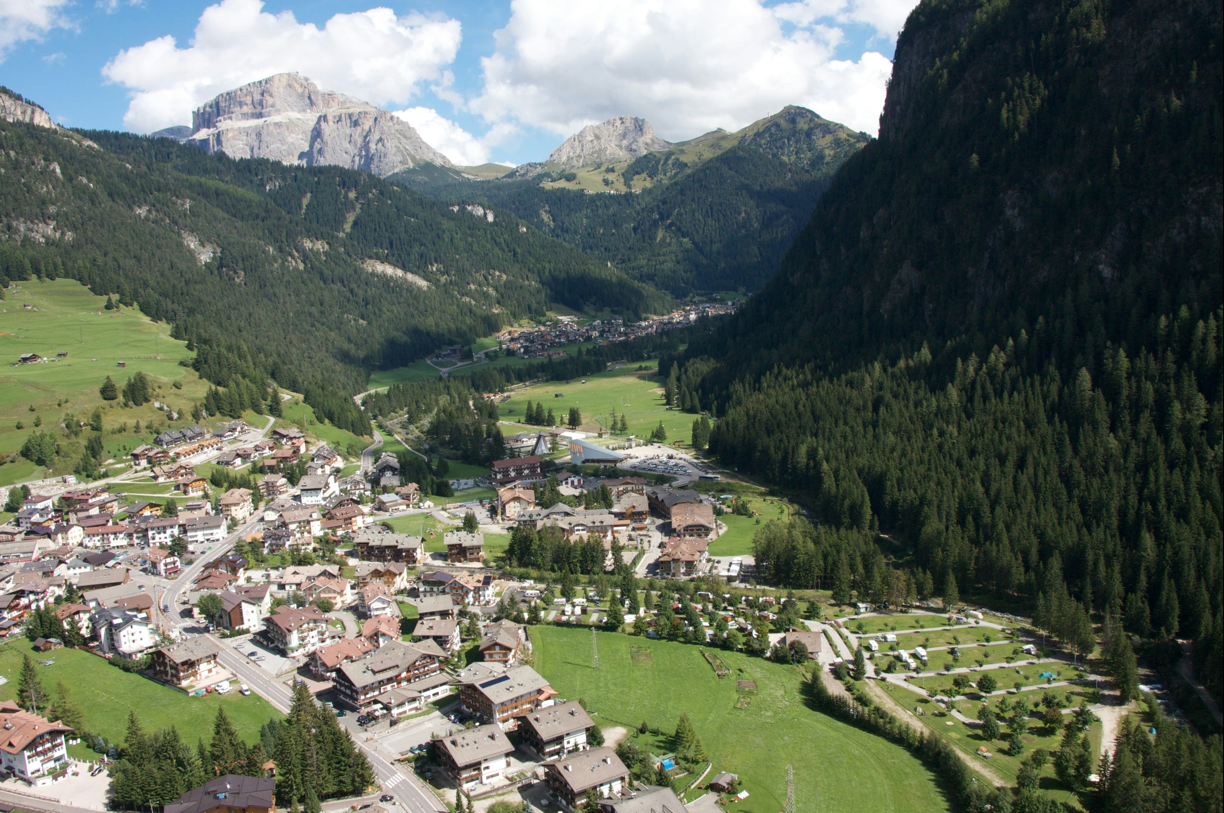Camping Miravalle  - Luftaufnahme des Campingplatzes zwischen Bergen und Wäldern