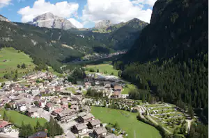 Camping Miravalle - Luftaufnahme des Campingplatzes zwischen Bergen und Wäldern