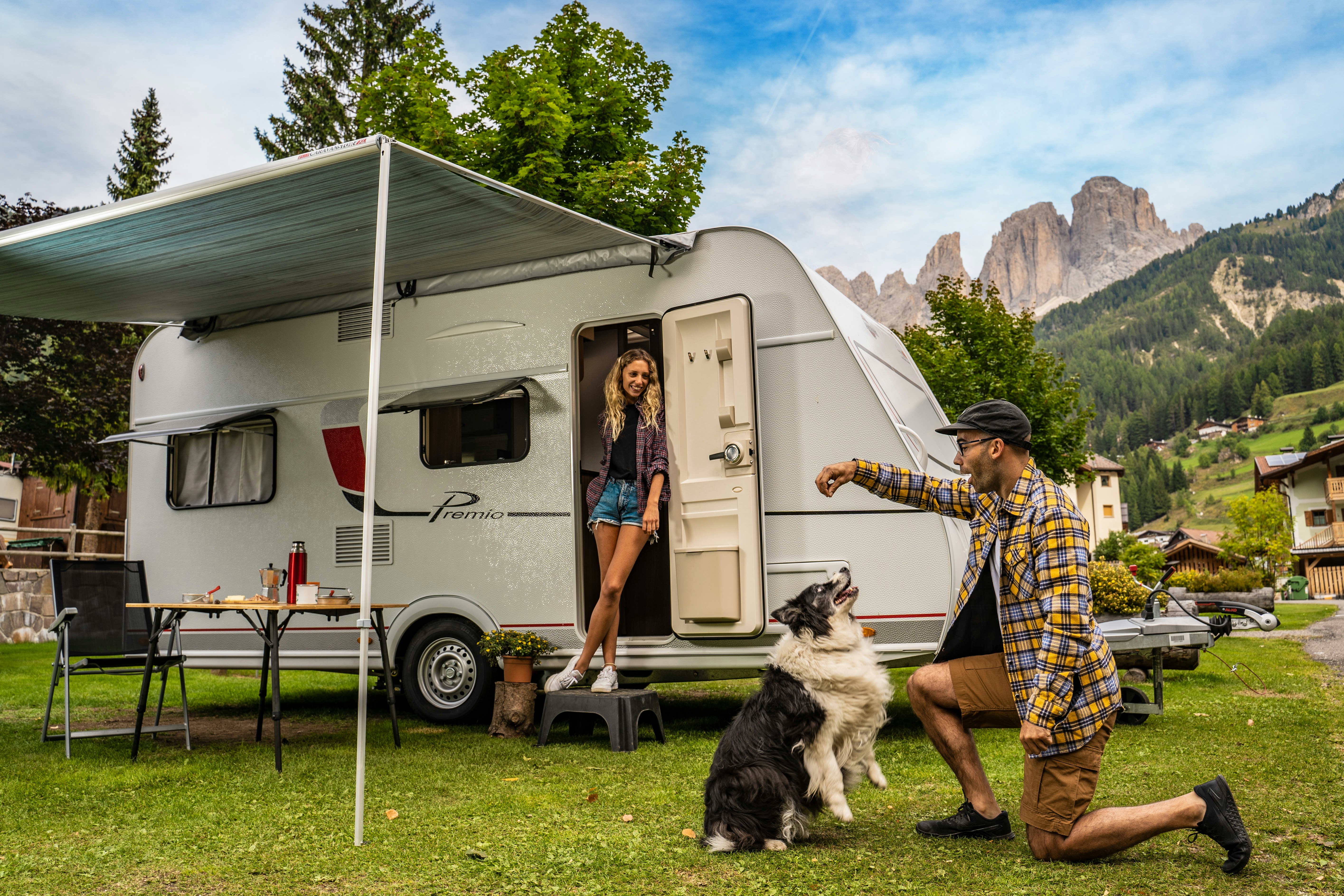 Camping Miravalle - Camper mit Hund auf einem Standplatz