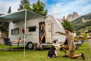 Camping Miravalle - Camper mit Hund auf einem Standplatz